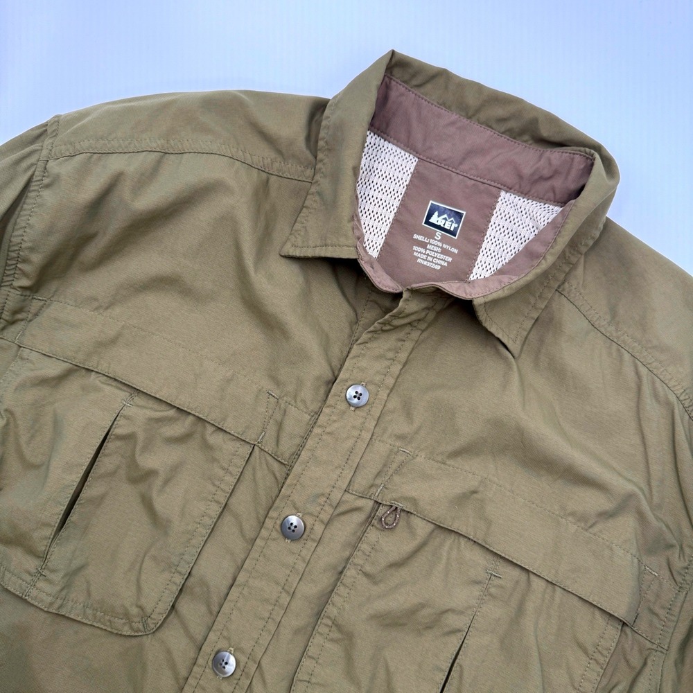 REI Long Sleeve Sahara Mens Olive Green Vented Hiking Fishing Shirt Small
